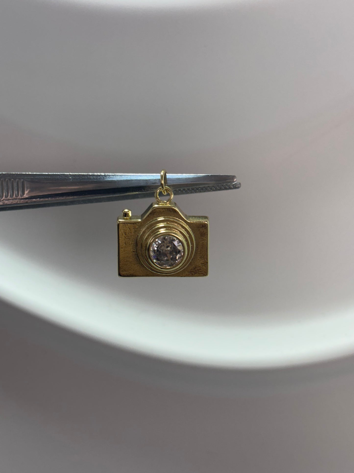 Dije de cámara 18k