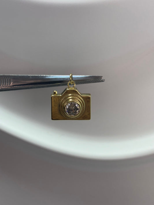 Dije de cámara 18k